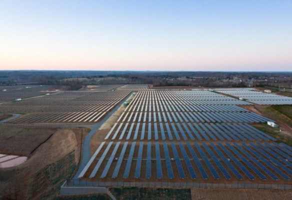 Apple-solar-farm-Nevada-889x610